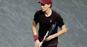 Fils, il ragazzo che pranzava sul campo da tennis: il futuro sfida Sinner e uno dei due oggi smetterà di vincere