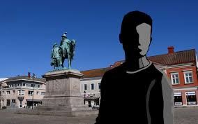 Pratade om giftermål – dunkade flickvännens huvud mot en vägg