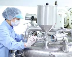 Image de désinfection industrielle nébulisation décontamination volume usine pharmaceutique protection intégrale