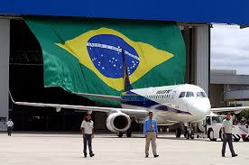 Brasília – A Empresa Brasileira de Aeronáutica (Embraer) vai oferecer vagas de estágio para estudantes do Programa Ciência sem Fronteiras (CsF) a partir deste ano. A parceria foi firmada no início do mês e, segundo o Conselho Nacional de Desenvolvimento Científico e Tecnológico (CNPq), um dos responsáveis pelo CsF, terá a duração de três anos e serão ofertadas 20 vagas por ano.  Os estágios, em sua maioria para alunos da área de engenharia, terão a duração de até três meses nas unidades da empresa nos Estados Unidos, na França e em Portugal. As vagas serão ofertadas a bolsistas que já estiverem nesses países.  A Embraer fará uma seleção própria para escolher os estagiários. Os bolsistas receberão uma bolsa adicional a do CsF no valor de mil dólares mensais, no caso dos Estados Unidos, e de mil euros na França e em Portugal. A bolsa será repassada diretamente aos estudantes.  O CNPq adianta que outras parcerias serão assinadas pelo programa ainda neste ano, como é o caso da empresa de telecomunicações TIM; a Statoil ASA, companhia norueguesa de extração de gás natural e petróleo, a Associação Brasileira da Infraestrutura e Indústrias de Base (Abdib), entre outras.