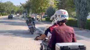 Elazığ'da KPSS sınavına geç kalanların yardımına polisler yetişti — Habertürk