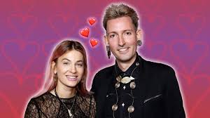 Jetzt sind sie zu dritt: Mit dieser Frau erlebt "Bares für Rares"-Star Fabian Kahl sein Baby-Glück — Joyn