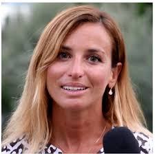 La bacchetta magica e il fuoco amico: ascesa e caduta della Maestra in camicia nera