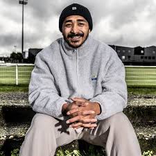 Avant d'affronter l'Angleterre, Yoram Moefana, le discret papa poule qui « rentre dans le museau » sur le terrain