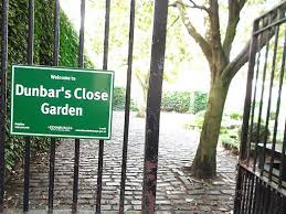 Résultat de recherche d'images pour "Dunbar’s Close Garden edinburgh"
