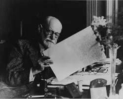 Immagine di Sigmund Freud in his office