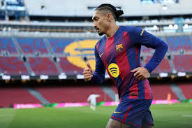 Pressionado após goleada, Flick confirma volta de Raphinha ao Barcelona: "Sentimos falta dele"