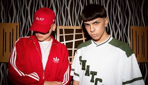 Milo J realiza mini concierto sorpresa en la entrada de Hotel Sheraton y reúne a cientos de fans