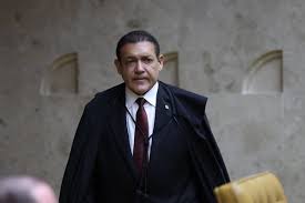 Nunes Marques é sorteado relator de processo de Flávio Bolsonaro contra Lula por 'ameaça'