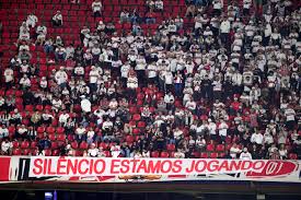 Torcida do São Paulo protesta e faz 15 minutos de silêncio em início de jogo contra o Internacional