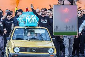 ‘Sta op, Adolf’, knokpartijen en een ‘doodskist’: ultra’s van Hajduk Split misdragen zich voor duel Ajax