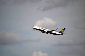 Passageiro é parcialmente sugado para fora de avião após janela quebrar na Grécia