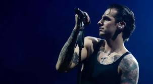 Truffata per 10mila euro per incontrare Achille Lauro, il cantante interviene: «Mia responsabolità tutelare i fan». La invita a un concerto