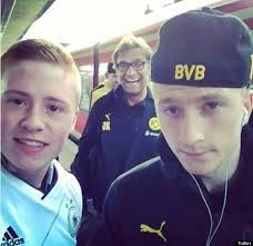 Borussia Dortmund coach Jurgen Klopp has produced two brilliant photobombs in the past few days ... - o-JURGEN-KLOPP-PHOTOBOMB-570