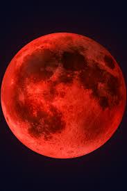 La pleine lune rouge du 3 mars 2026, appelée “Lune de Sang”, promet un grand nettoyage intérieur (surtout pour ces 4 signes)