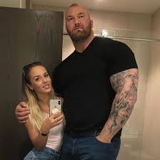 Lực sĩ khỏe nhất h&agrave;nh tinh cao 2m06 y&ecirc;u mỹ nh&acirc;n 1m57: Lu&ocirc;n ...