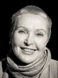 Urodziła się we Lwowie w 1952 roku. Ukończyła Moskiewski Instytut Teatralny i przez dziesięć lat prowadziła Teatr Kameralny w swoim rodzinnym mieście. - Tatiana-Malinowska-Tyszkiewicz-225x300