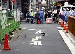 横浜駅近くの繁華街、道路が４ｍひび割れし陥没…陥没部分は少しずつ広がる