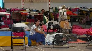 “Nunca vi una cosa parecida”: exhaustos, los evacuados por el incendio de Madrid ansían regresar a casa