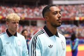 Youri Tielemans moet vanop de bank toekijken nadat hij blessure oploopt tijdens de opwarming