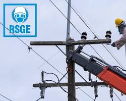 Image of Un tehnician instruind un operator de nacelă