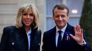 Brigitte et Emmanuel Macron en baskets : leur escapade nocturne sur les Champs Elysées en amoureux fait jaser