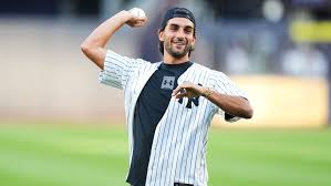 Ferran Torres hace el lanzamiento de honor en el Yankee Stadium