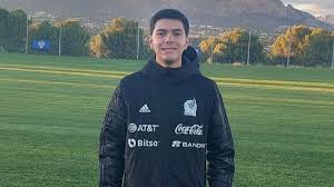 Es canterano del América, juega en Flamengo y fue llamado a la Selección Mexicana Sub-20 para el Preolímpico