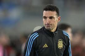 Copa do Mundo: Scaloni adota mistério para convocação da Argentina e cita Messi