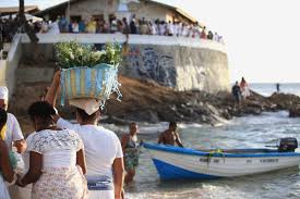 Conheça a Casa de Iemanjá, que reúne oferendas à orixá em Salvador, BA