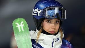 ภาพประกอบ Eileen Gu กำลังให้สัมภาษณ์