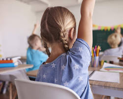 Bildmotiv: Kinder im Klassenraum einer Schule