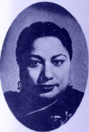 Zohra Khatoon was born in 1918. She came from a family of professional musicians. She began her career at the age of 13 recording thumris for HMV. - zohrabai-ambalewali