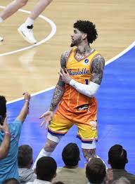 Os Hornets buscam manter a sequência de vitórias fora de casa em Phoenix.