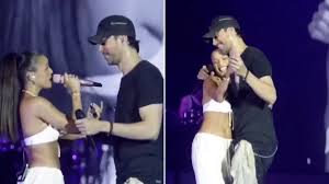 ¡Escándalo! El Beso de Enrique Iglesias a Emilia Mernes que Desató la Furia - Imagen ilustrativa del artículo