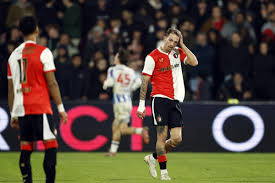 Waarom bij Feyenoord ineens iedereen hoopt en bidt: de absurde blessuregolf, de zwakke reeks en de druk op Van Persie