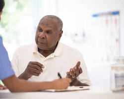 Gerontolog yaşlı bir bireyle konuşuyor  Gerontologist talking to an elderly person resmi