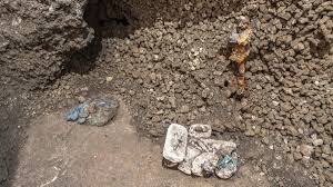 El armario de una mujer de Pompeya que nunca regresó a su casa guardaba monedas, un collar de amuletos, cosméticos y recuerdos de la infancia