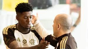Técnico do Flamengo explica motivo para não escalar Vitão: “Eu queria um jogador...”