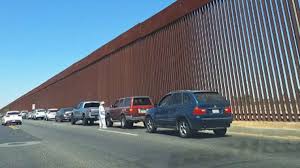 Filas de más de una hora de espera en garitas de Mexicali