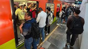 Woman, 20, dies after falling onto tracks at Mexico City Metro station