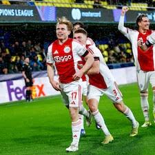 Edvardsen schiet Ajax in slotfase naar Champions League-zege