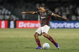 Lateral contratado com status de titular luta para se firmar no Fluminense