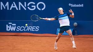 Rune Advances to Barcelona Quarter-Finals After Scare