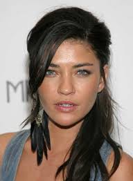 Jessica Szohr&#39;s casual half updo is a cinch to do. Steal her style: 1. Apply texturizing mousse through damp hair and let it air dry to bring out your ... - jessica-szohr-half-updo-tousled-brunette