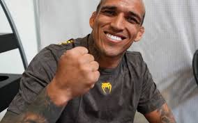 Charles do Bronx renova contrato com o UFC e segue em busca de título peso-leve