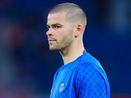 Lucas Chevalier (PSG), blessé à la cuisse, devrait être absent trois semaines maximum, sa place pour le Mondial en jeu