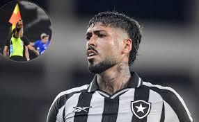 Telles e Barboza ‘explodem’ com bandeira após lance polêmico que quase vira gol do Cruzeiro