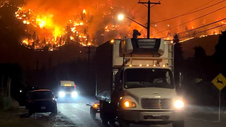 Wildfire forces thousands to flee Summerland, B.C., as RCMP confirms death of 80-year-old woman; fire grows to 136 square kilometers