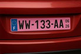 Llegan las matrículas rosas a los vehículos: nueva medida para evitar fraudes y solo en estos lugares